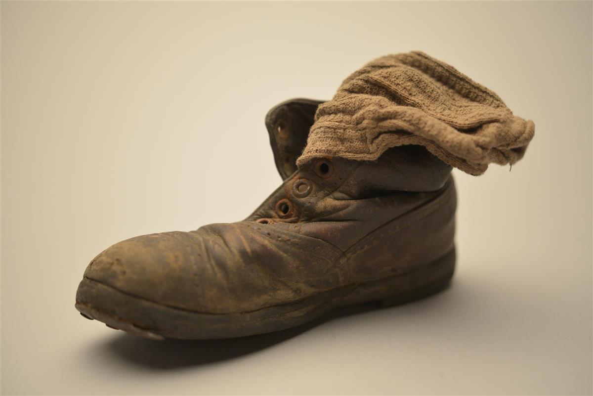 Zapato y calcetín de un niño. 