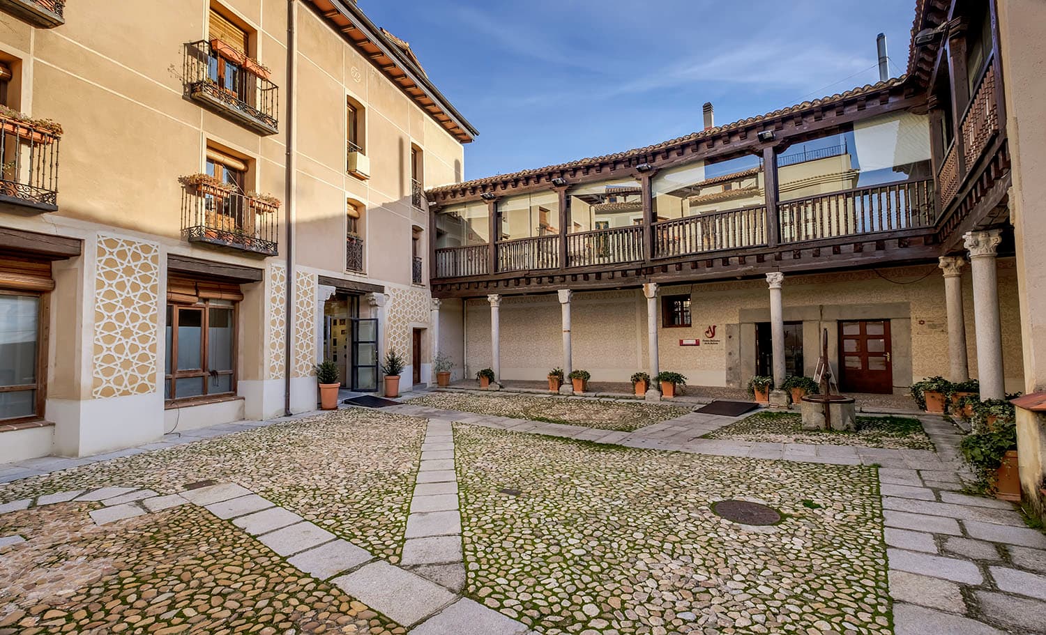 Centro Didáctico. Patio vista lateral