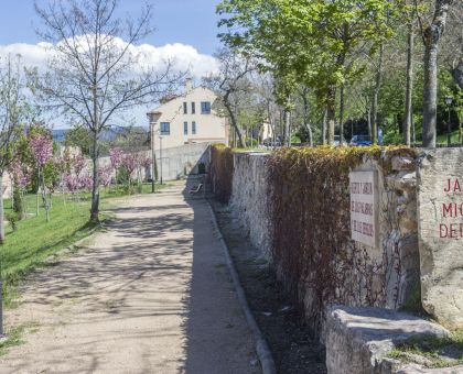 Acceso al Huerto y Jardín de las Palabras y los Cerezos