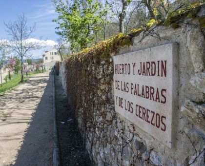 Huerto y Jardín de las Palabras y los Cerezos detalle placa