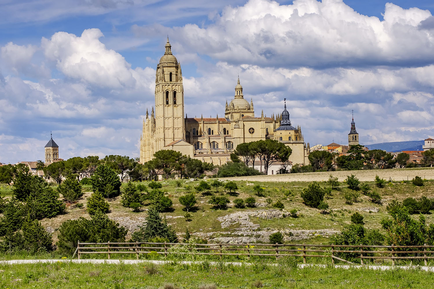 Catedral de Segovia desde el Camino Natural del Eresma