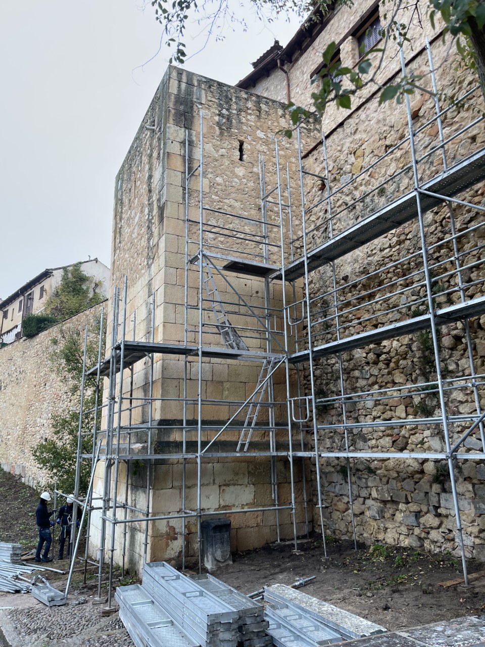 Obras de consolidación en la muralla. Torre 86