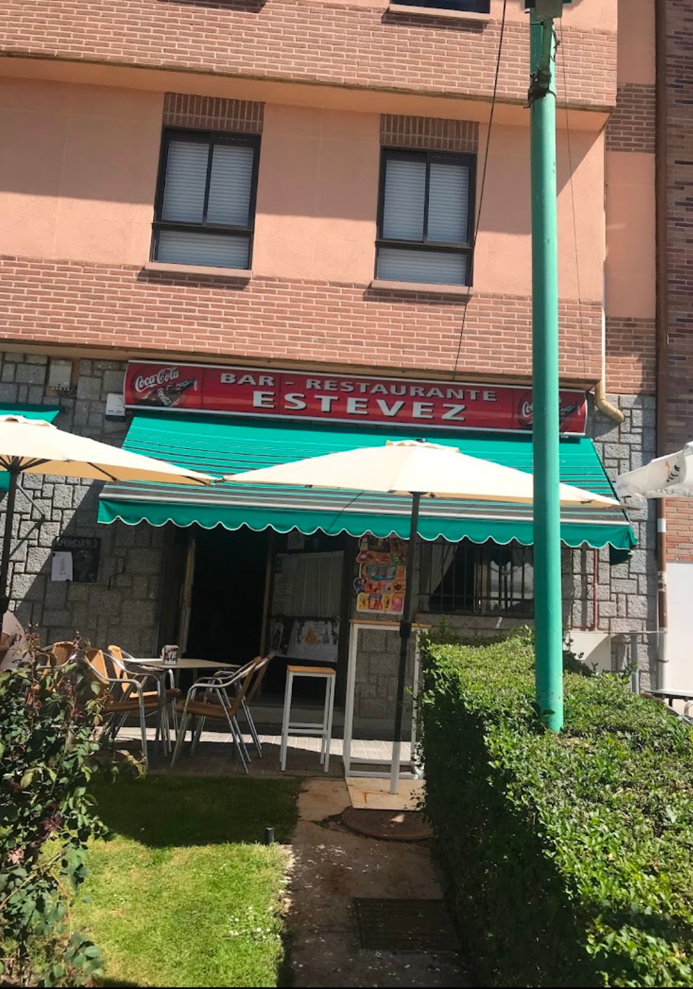 Terraza a pie de calle. Restaurante Estévez