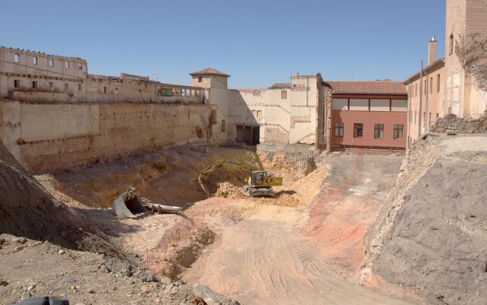 Entre los trabajos realizados hasta el momento destaca la demolición de estructuras existentes en el solar. / I Oria