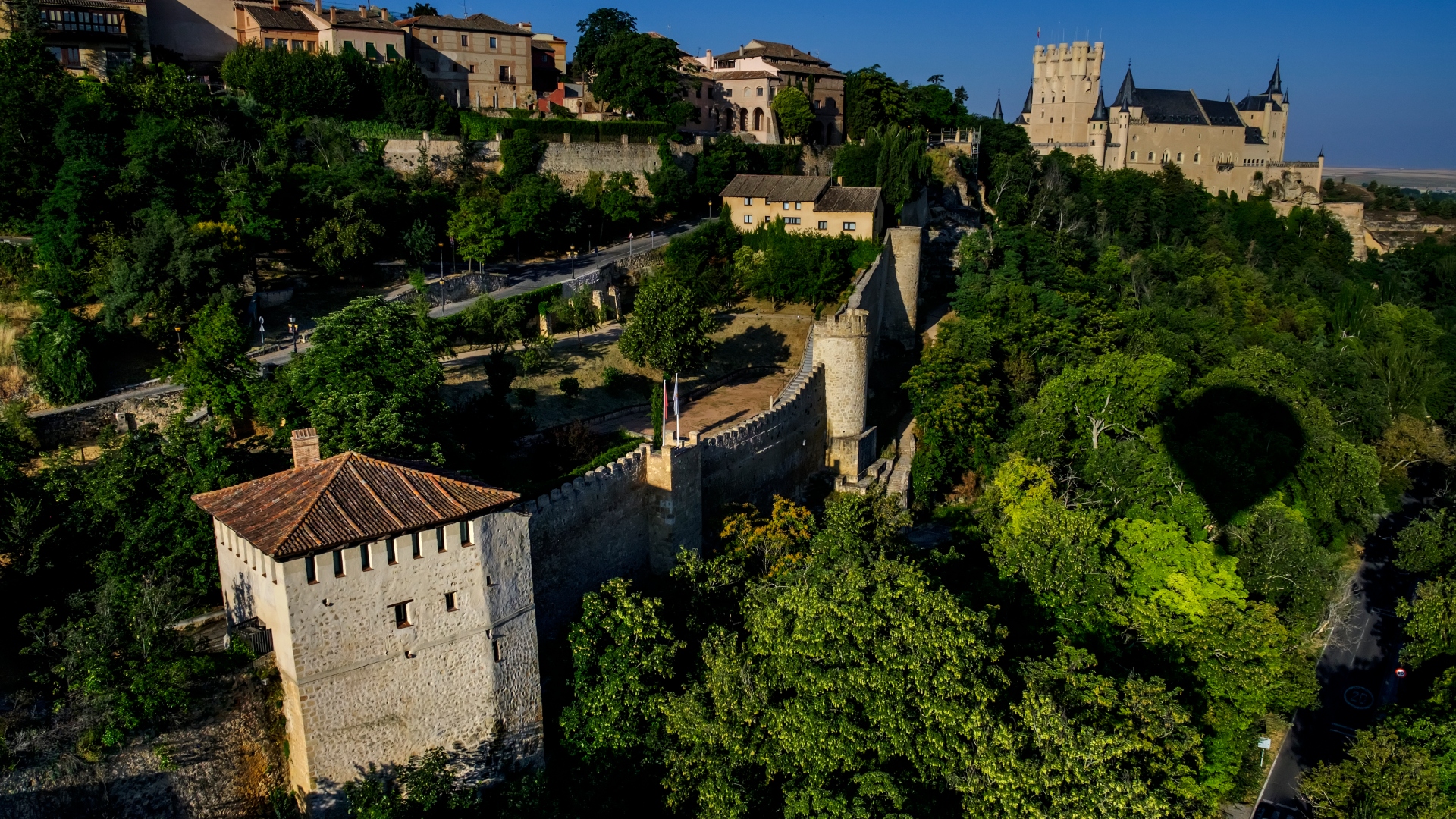 Puerta de Santiago y Jardín de los Poetas