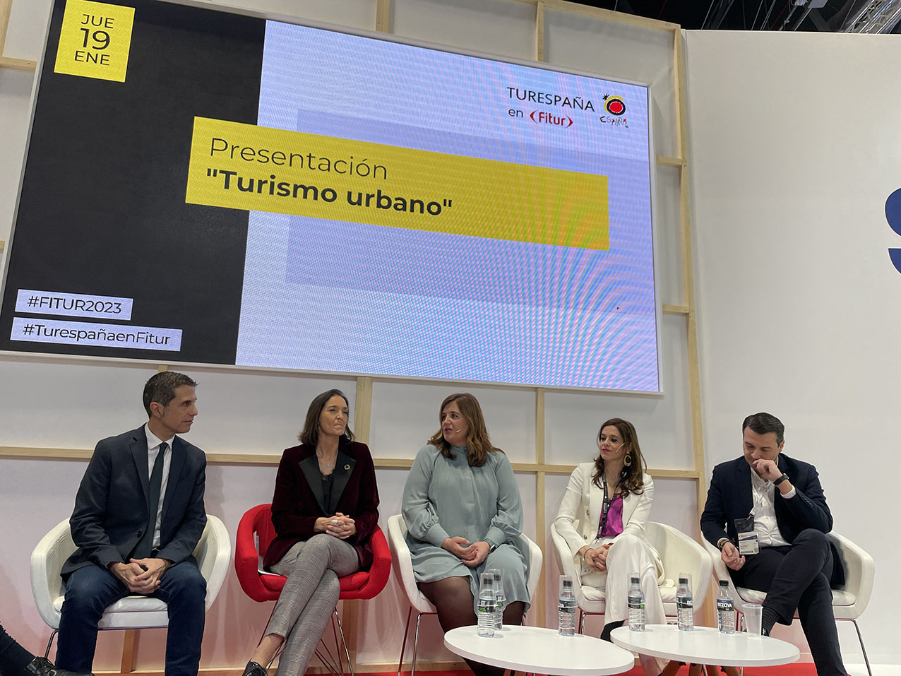 Clara Martín, en FITUR 2023, con su participación en la mesa redonda en el stand de Turespaña junto con la ministra de Industria, Comercio y Turismo, Reyes Maroto.