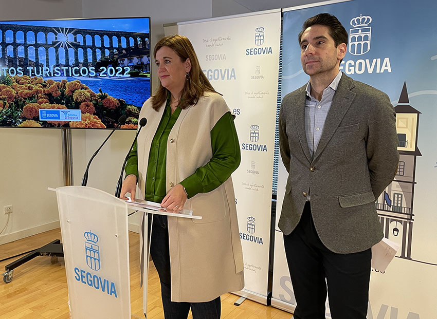 La alcaldesa de Segovia y el concejal de Turismo durante la rueda de prensa
