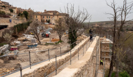 Estado de las obras de restauración de la Muralla de Segovia en la zona del Hospital de la Misericordia la pasada primavera. / Nerea Llorente