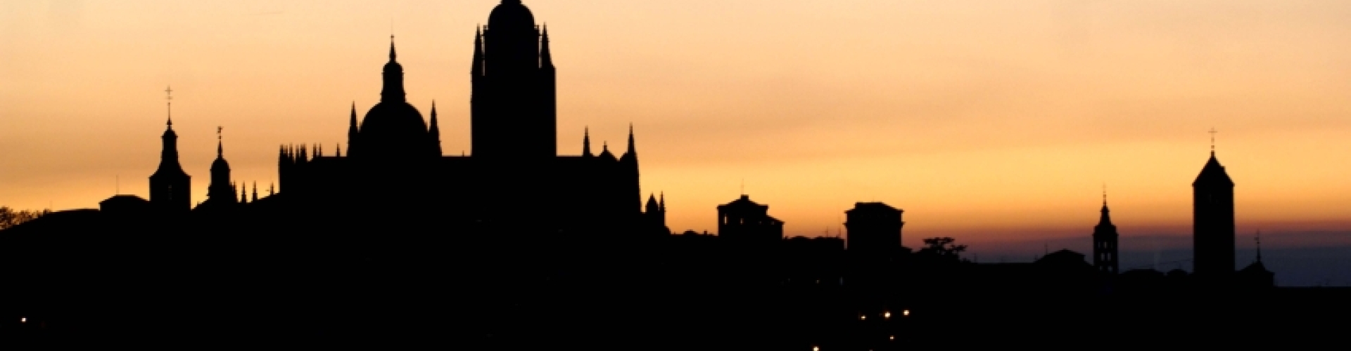 panoramica-anochecer-en-la-ciudad-de-segovia
