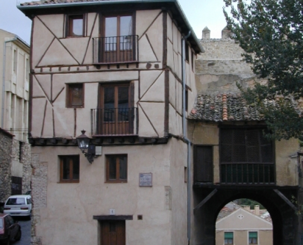 puerta-de-san-andres-exterior