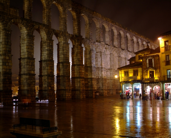 El acueducto de Segovia de noche