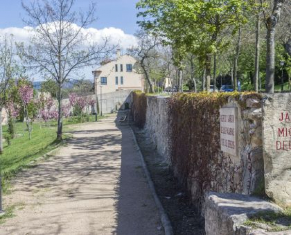 Acceso al Huerto y Jardín de las Palabras y los Cerezos