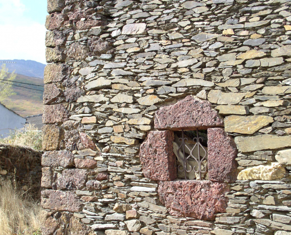 Fig 7. Utilización de pizarra del ordovícico y el conglomerado ferruginoso terciario en Becerril