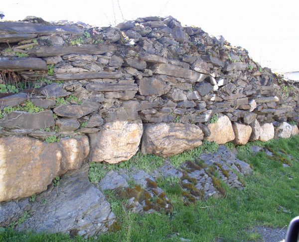 Fig 5. Muro con zócalo de cuarcita silúrica asentado en las pizarras ordovícicas