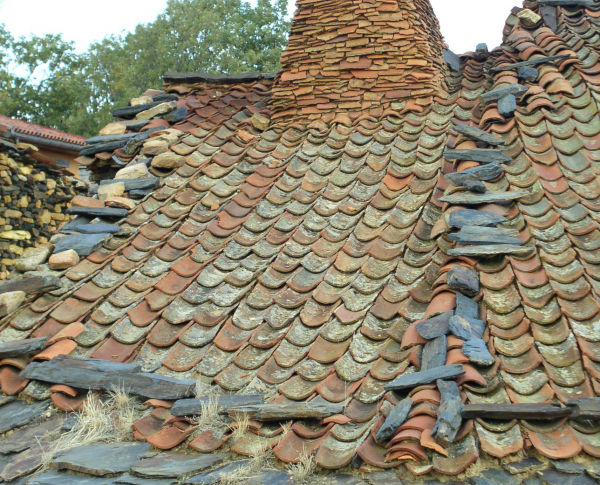 Fig 4. Chimenea de piezas cerámicas, colocación de tejas "a la segoviana" y lajas de pizarra encajadas en 1ª línea de cubierta. Martín Muñoz de Ayllón.